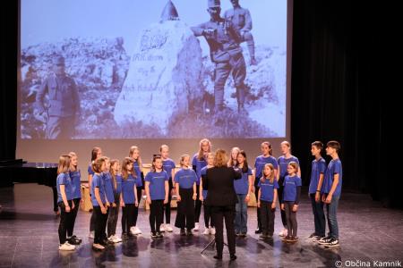 A me slišiš Pet čevljev merim, palcev pet (45)